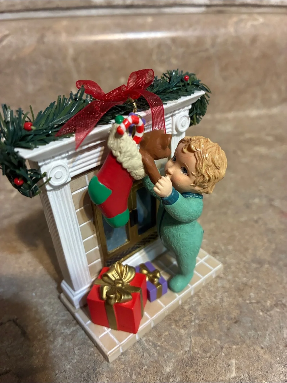 Hallmark Keepsake 2004 Reaching For Christmas